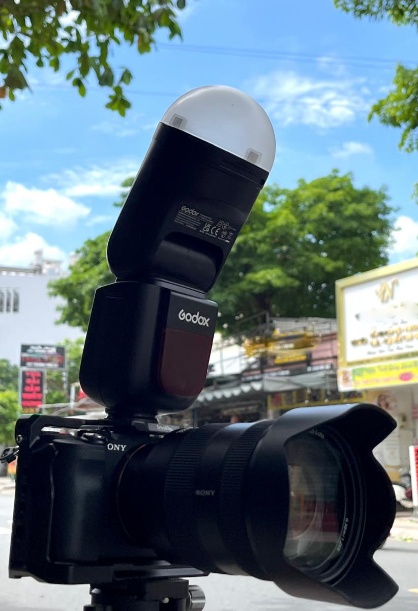 Combo đèn flash Godox V1 + doom tản sáng